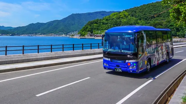 移動中は車窓からの景色をゆったり楽しめる