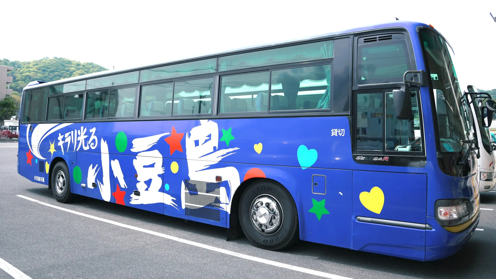 小豆島の筆文字が目印の「島めぐり観光バス」