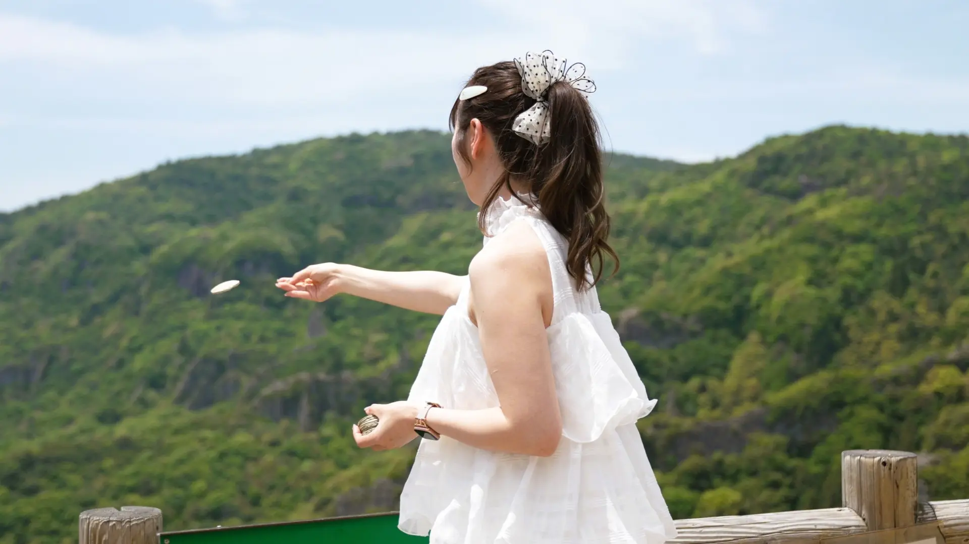 「かわらけ投げ」で幸せ祈願を