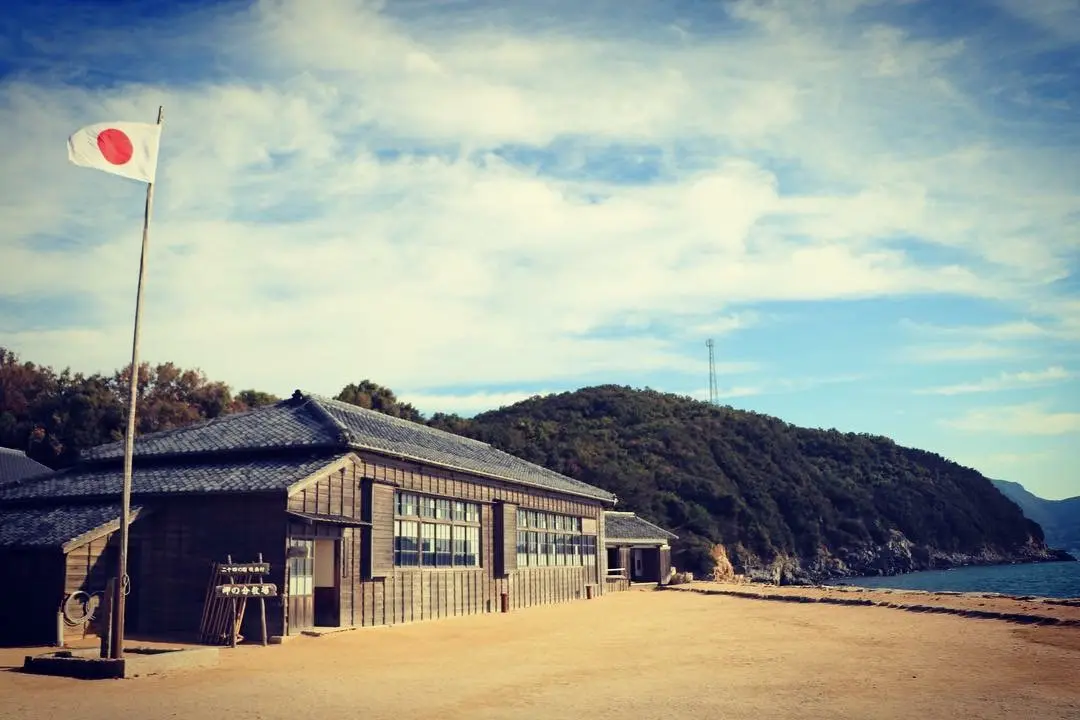 島の風景に溶け込む木造校舎