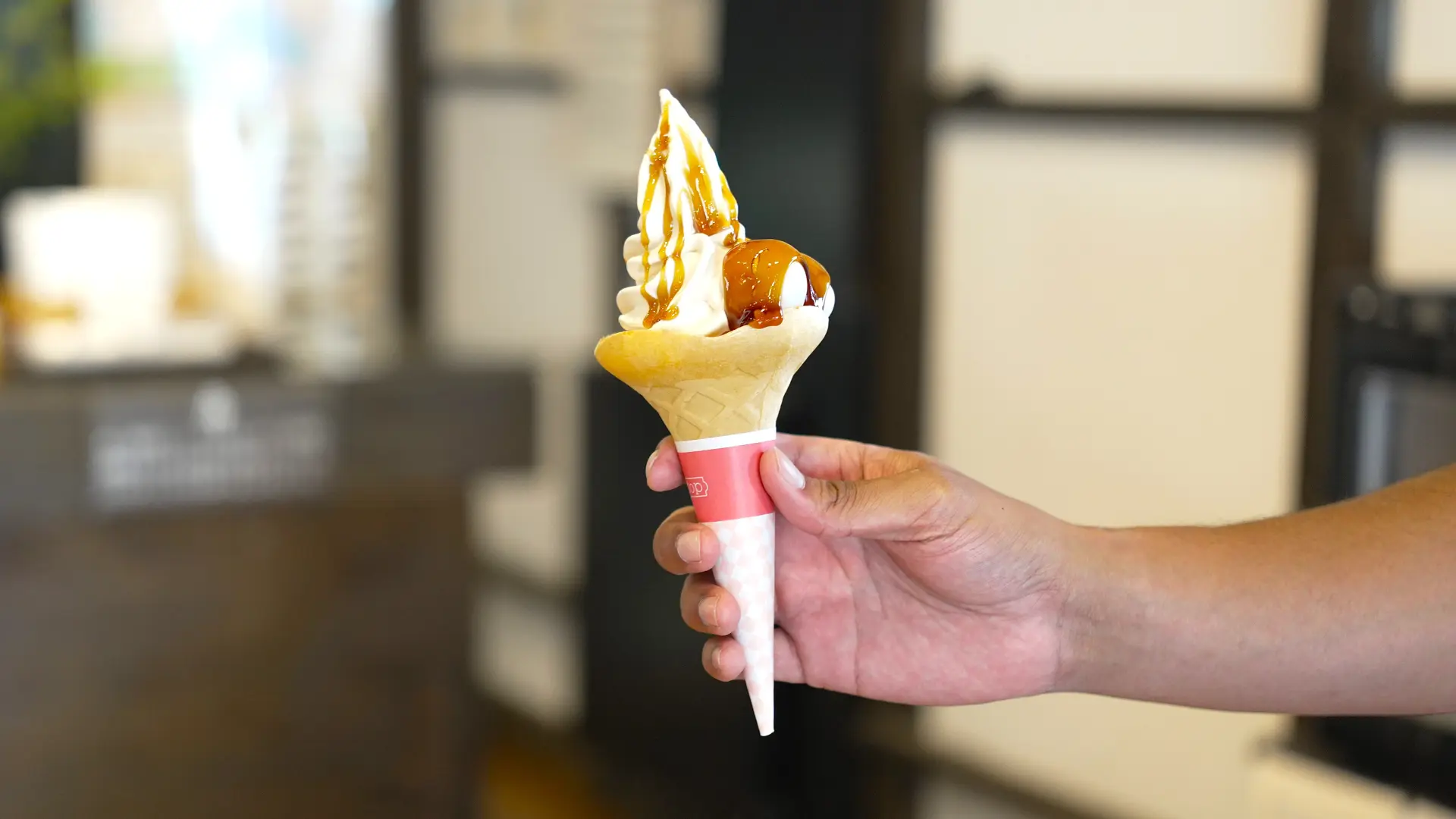 醤油の風味が香る名物ソフトクリーム