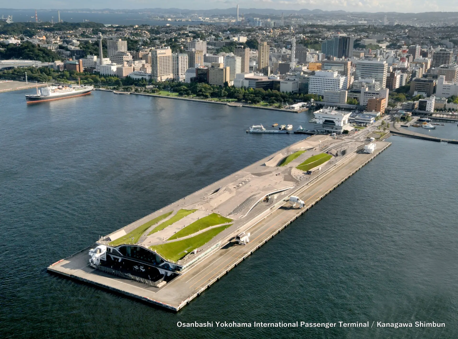 海外の現代建築家によって設計された「大さん橋」
Osanbashi Yokohama International Passenger Terminal / Kanagawa Shimbun
