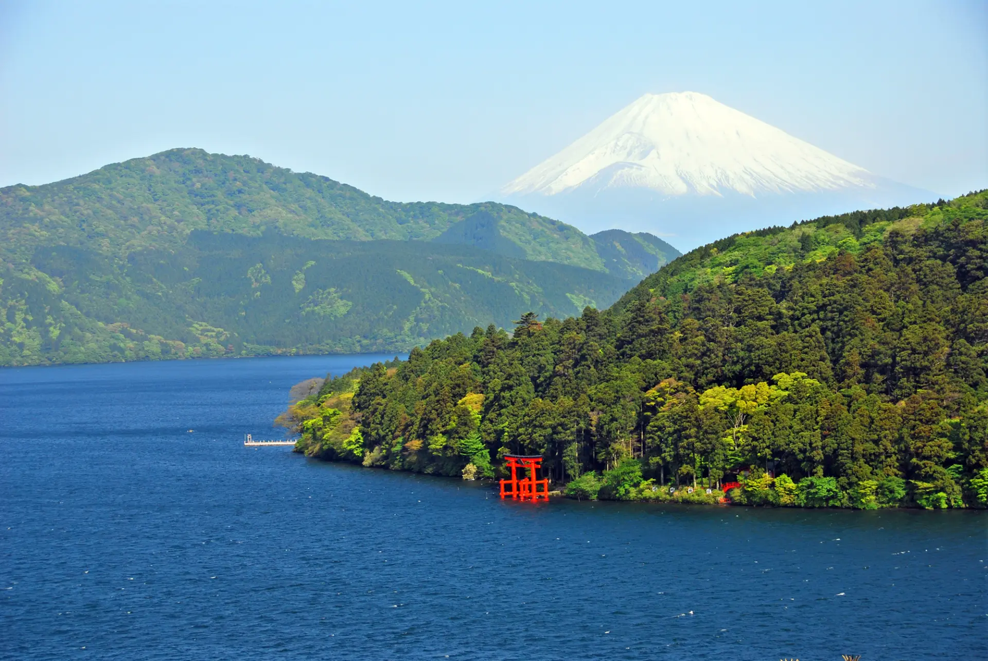 富士山を望む、芦ノ湖に建つ箱根神社の赤い鳥居
