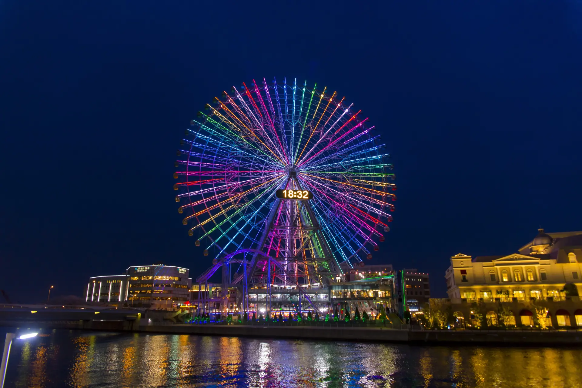 約15分間の空中散歩でベイエリアの夜景を一望できる