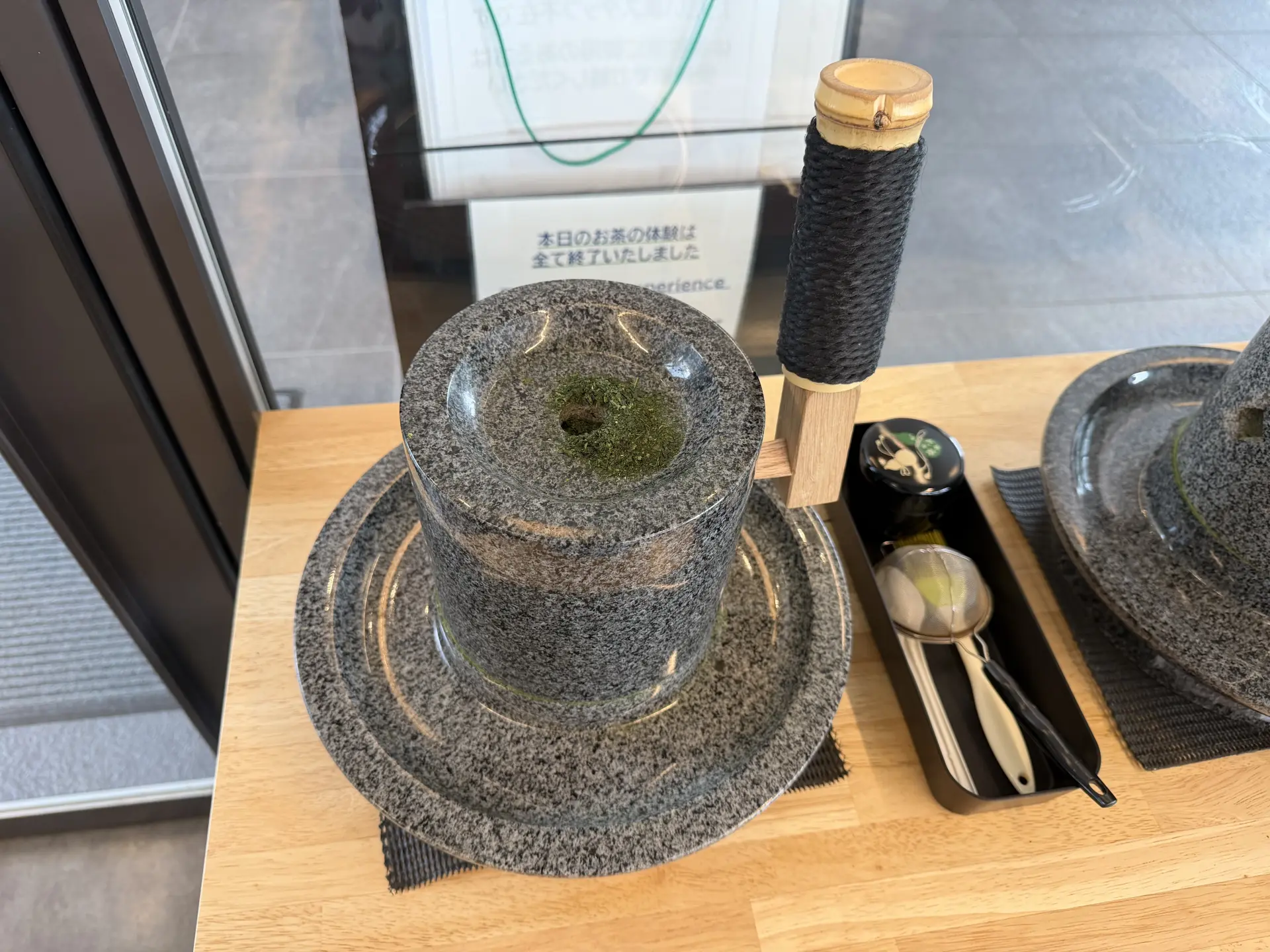 茶臼で抹茶を挽く