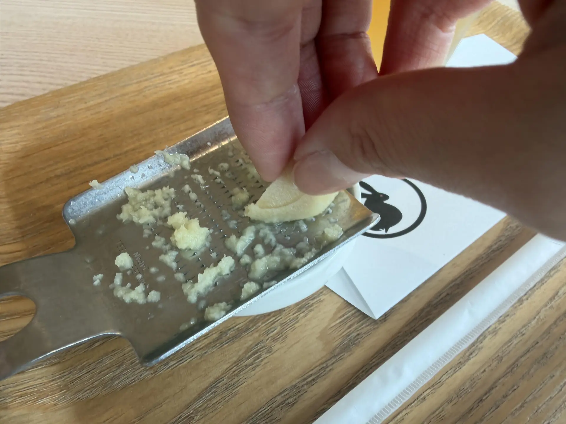 しょうがをすりおろす