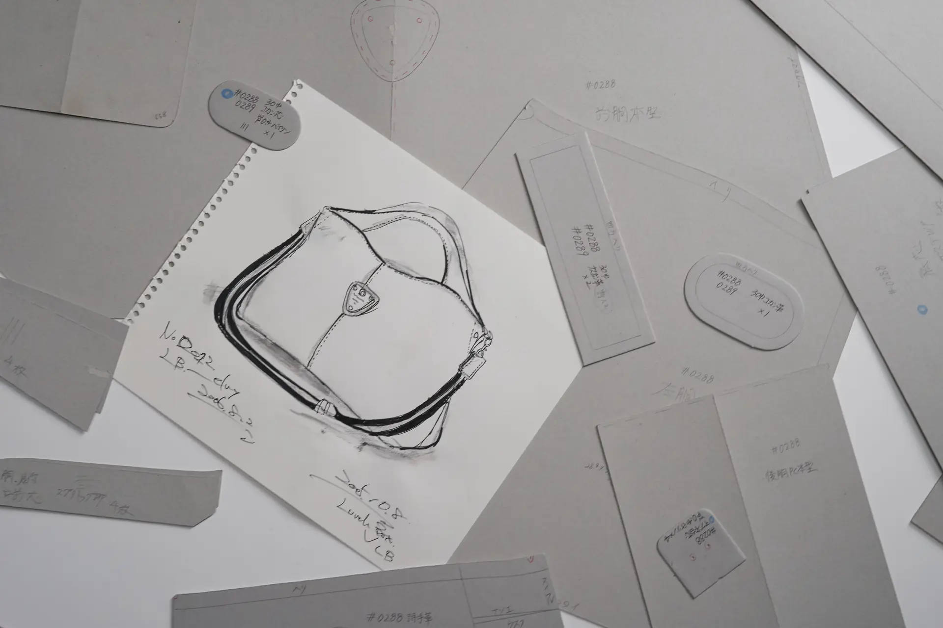 An L-shaped zipper wallet born from ideas inspired by bags