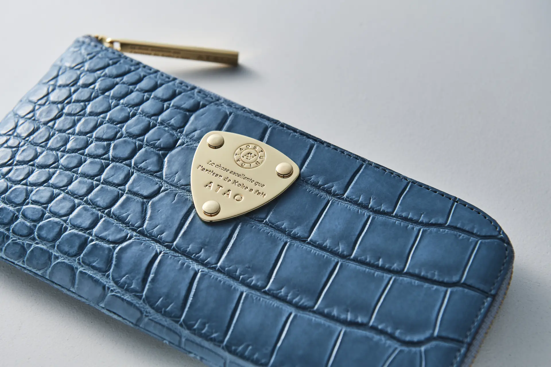 “limo croco” made with crocodile leather, allowing you to enjoy the texture of the leather and its changes over time