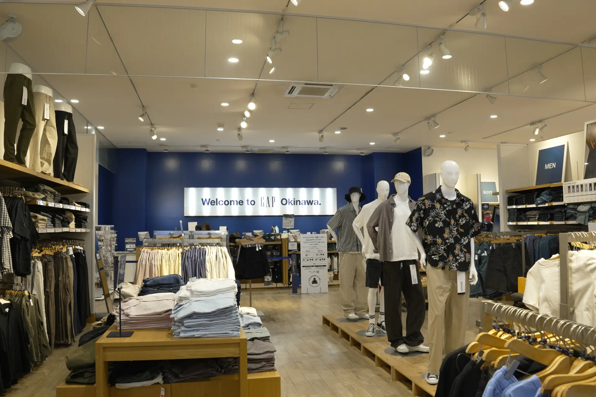 シンプルで着回しやすいアイテムが揃う