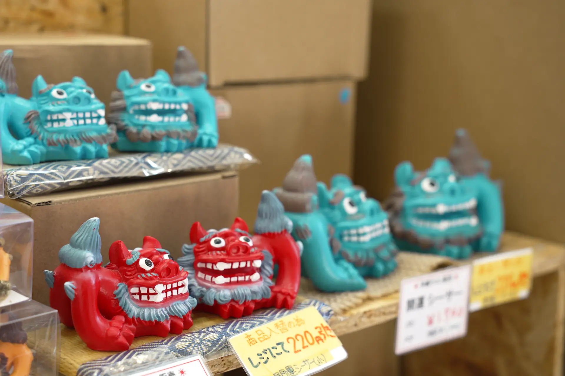 自分用に欲しくなる色鮮やかなシーサー