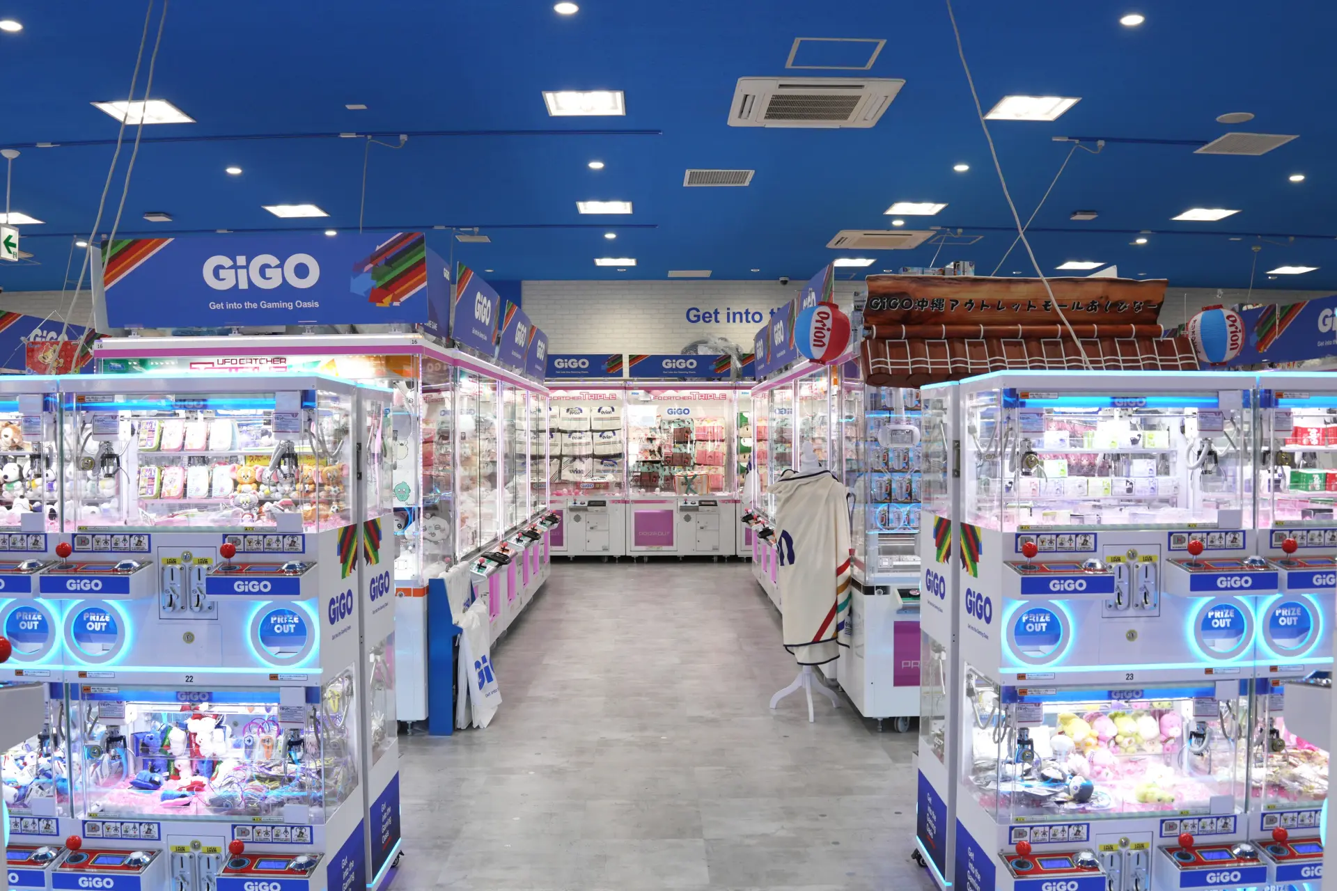 クレーンゲームがずらりと並ぶ店内