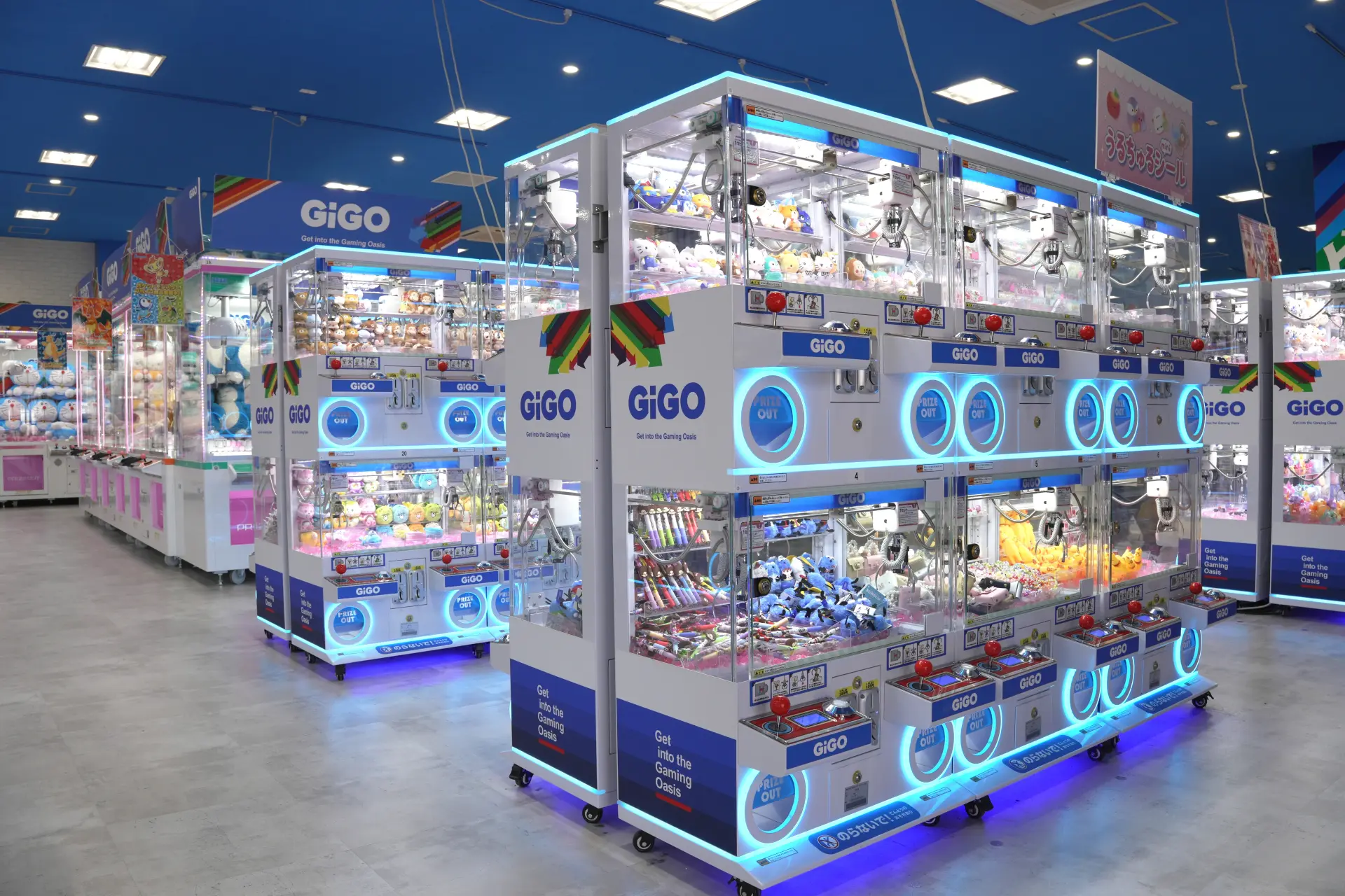人気商品を狙えるクレーンゲームコーナー