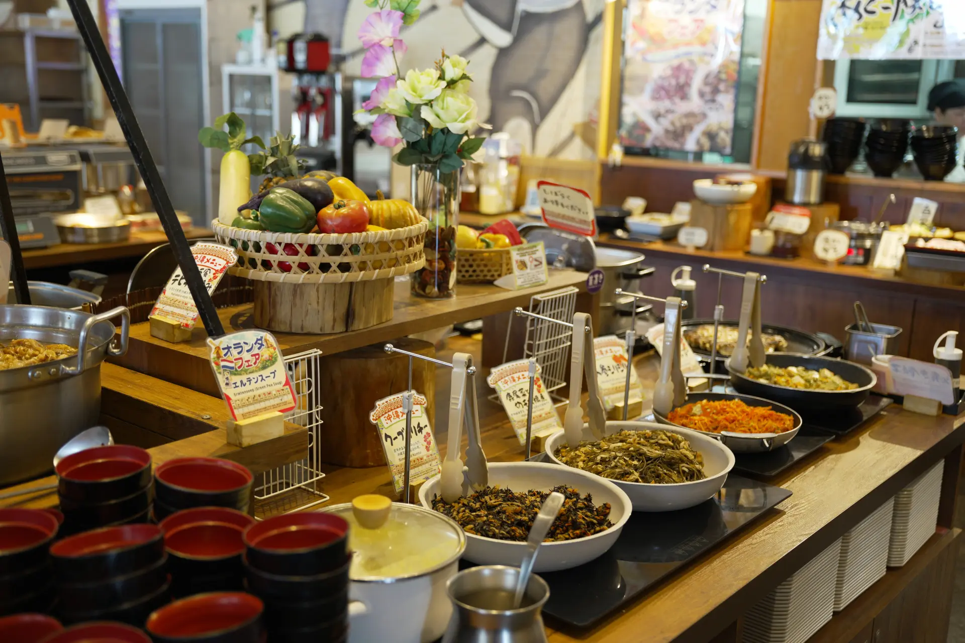 ポークおにぎりなど沖縄定番料理も