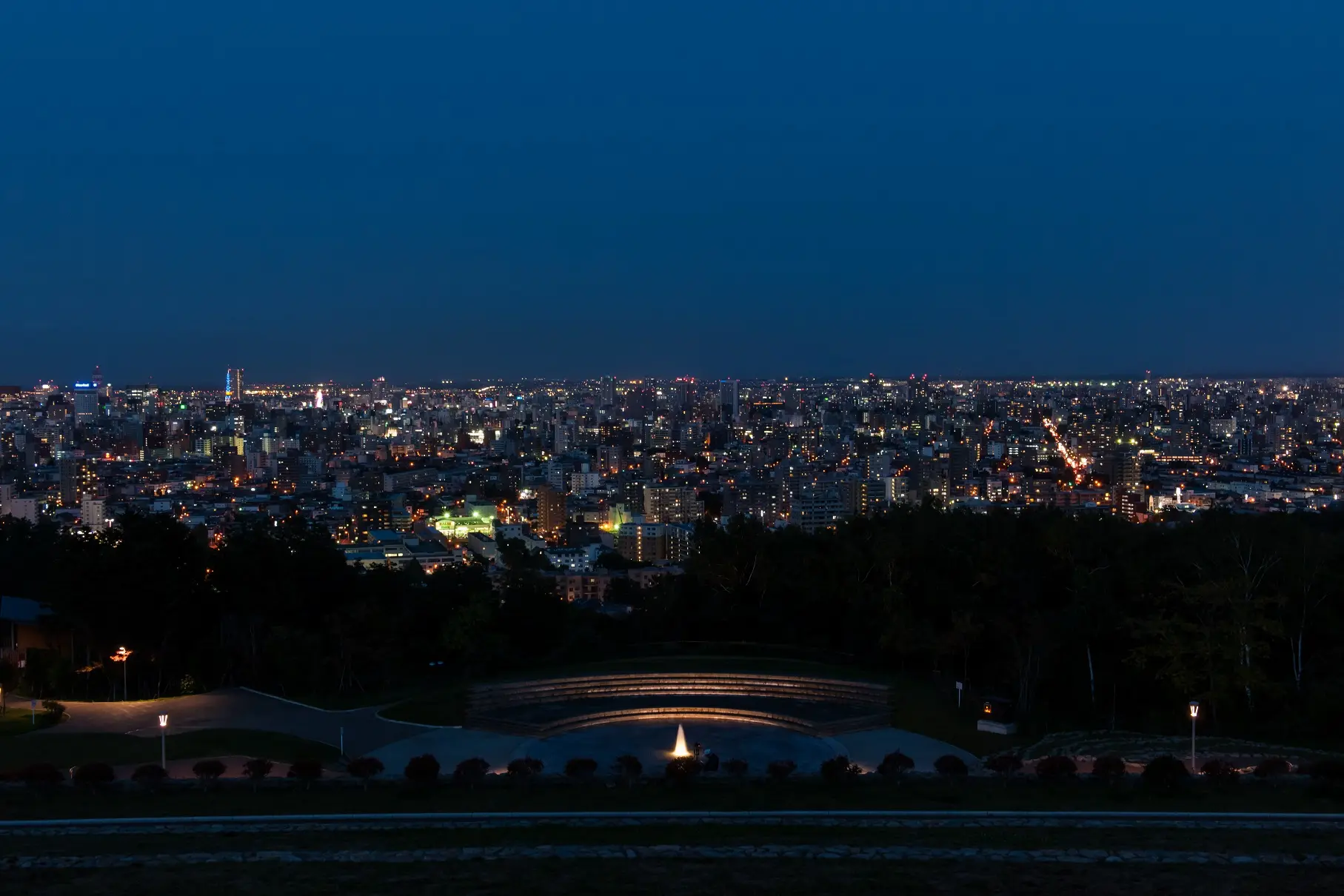 夜は札幌随一の夜景スポットとして知られている