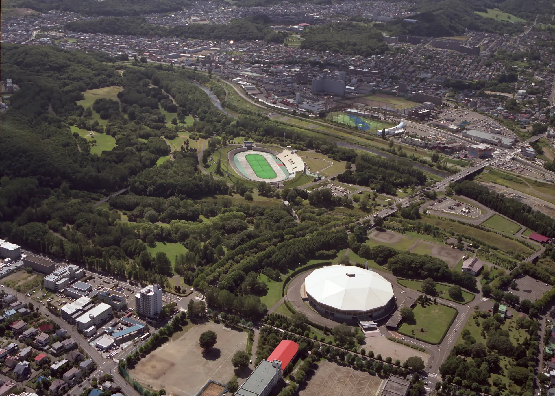 市内屈指のスケールを誇る都市公園で緑に包まれてリフレッシュ