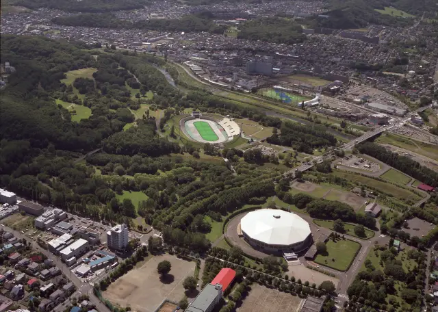 市内屈指のスケールを誇る都市公園で緑に包まれてリフレッシュ