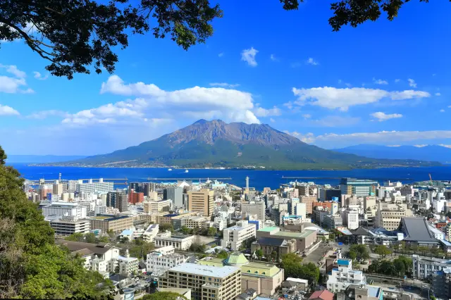 展望台からは錦江湾に浮かぶ桜島の全景が眺められる