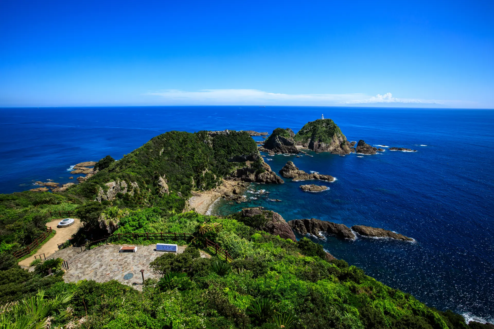南端の断崖の先に浮かぶ大輪島には日本最古の灯台の一つ「佐多岬灯台」が立つ
