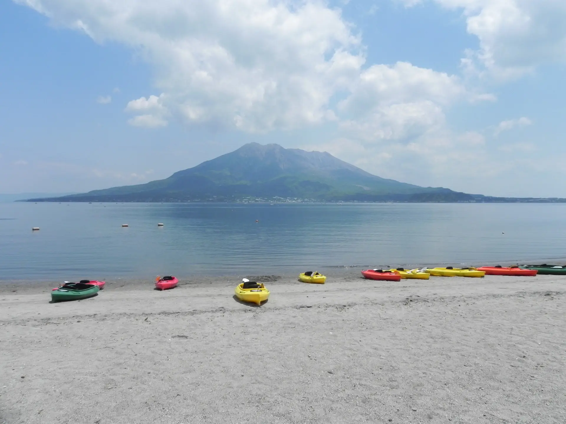 桜島を望む錦江湾では、カヌーやSUPなどの水上アクティビティを楽しめる