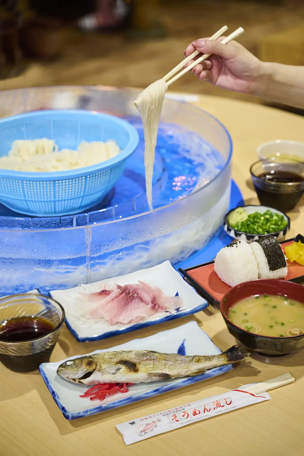そうめん流しのほか地元の名物料理も楽しめる