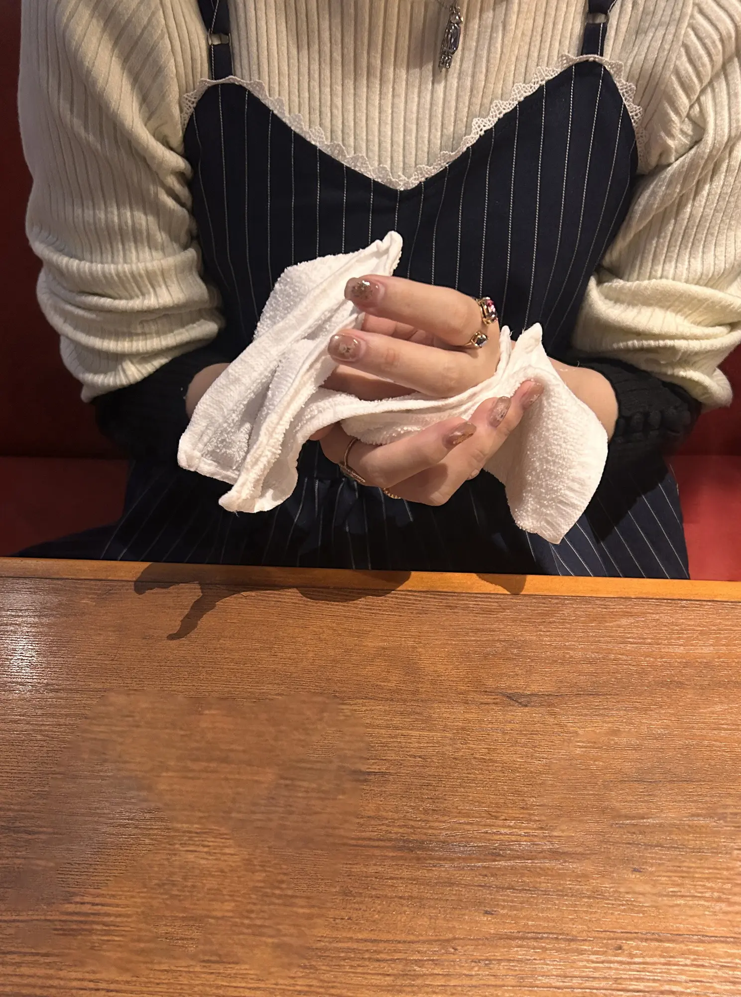 おしぼりが提供されたら、まずは両手を丁寧に拭こう