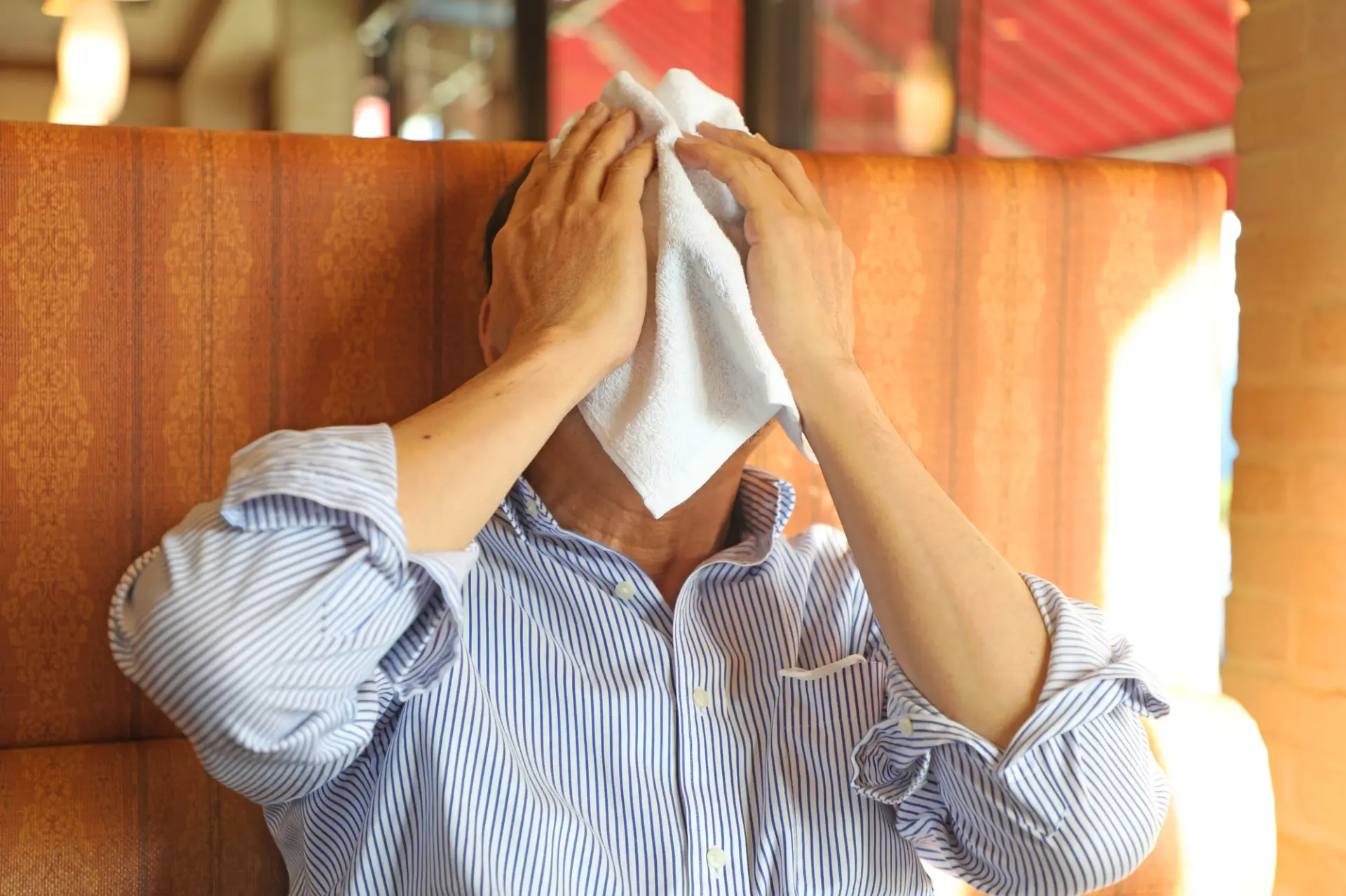 顔でおしぼりを拭く行為は同席者の視線も意識し、TPOに応じて使い分けよう。