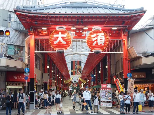 大きな赤提灯が掲げられた仁王門通は、大須商店街を象徴する入口