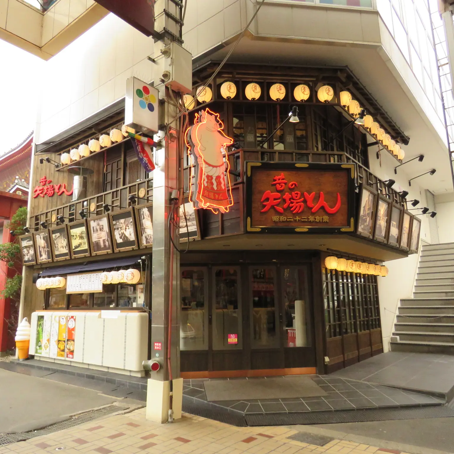 大きな赤提灯が掲げられた仁王門通は、大須商店街を象徴する入口