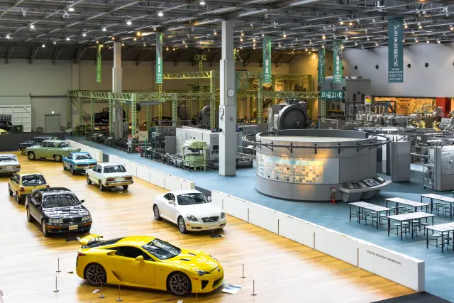 歴代の車両が並ぶ「自動車館」の展示フロア