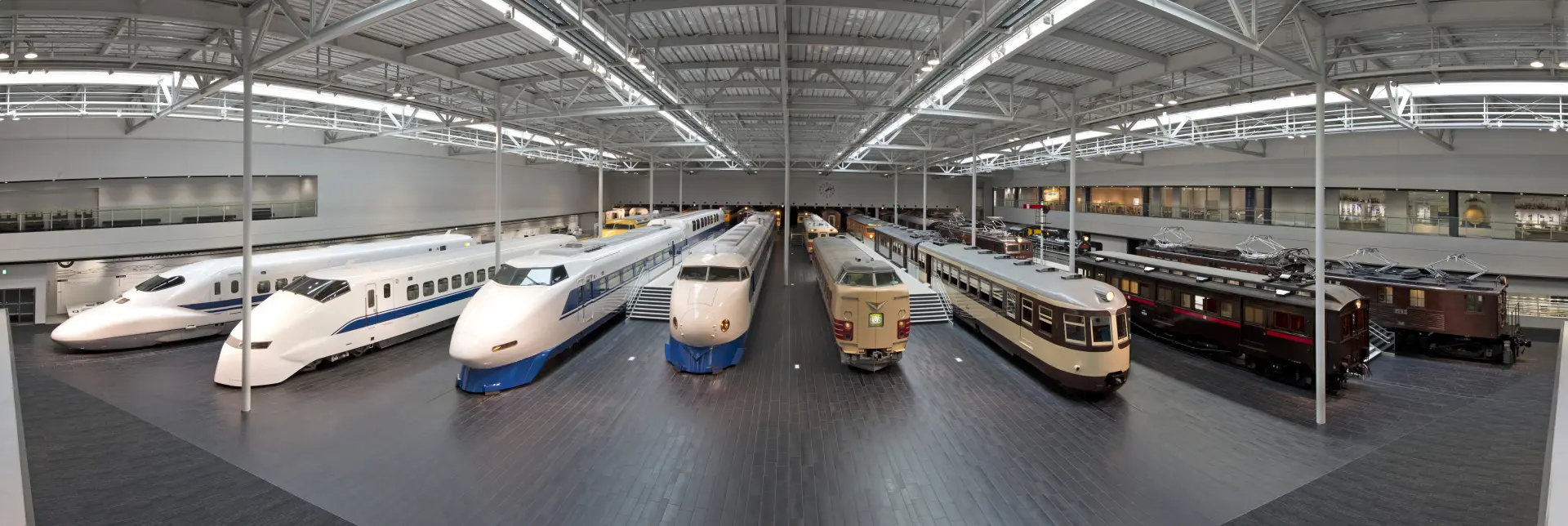 新幹線から蒸気機関車まで、多彩な車両が並ぶ展示空間