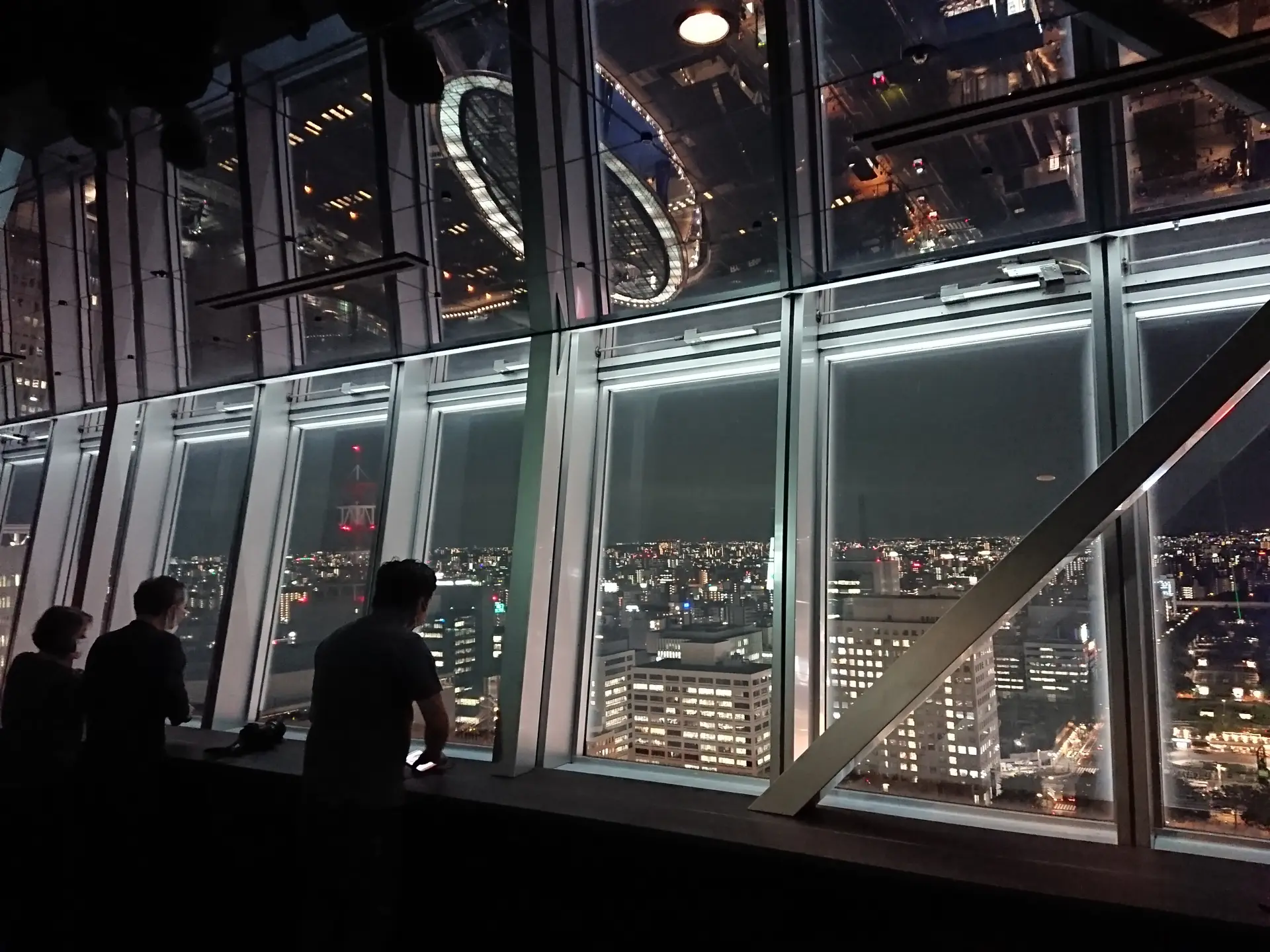 「スカイデッキ」の大きな窓越しに、名古屋の夜景が広がる