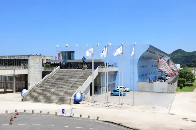 A building inspired by a “giant blue ship”
