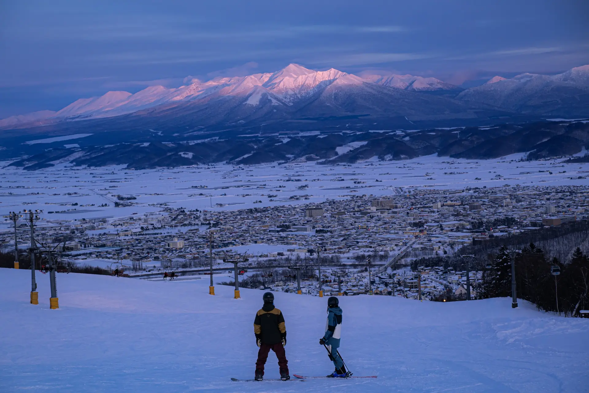 在「富良野滑雪場」還能欣賞夕陽西沉於十勝岳與大雪山連峰