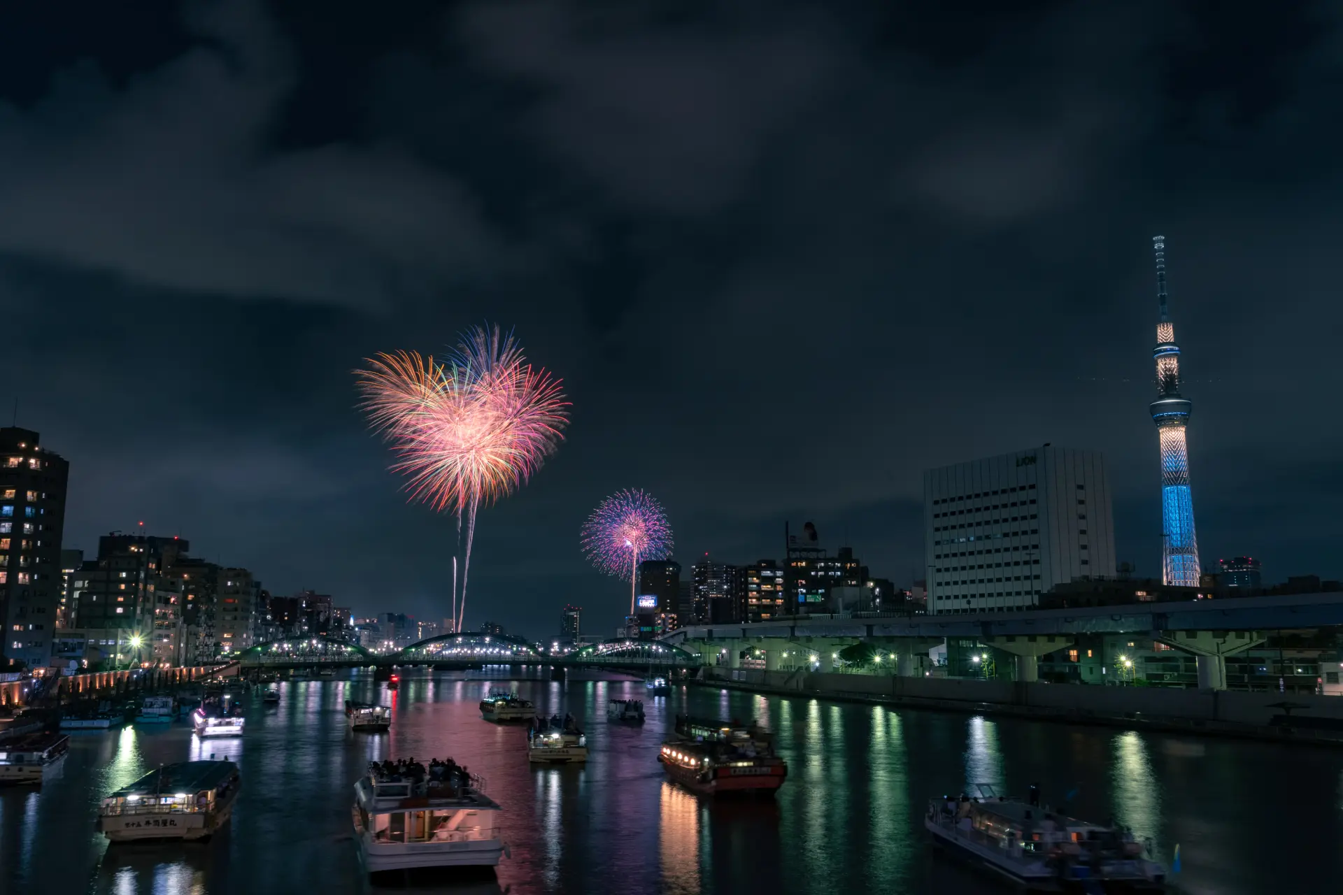 隅田川を彩る花火は、東京の夏を代表する風物詩