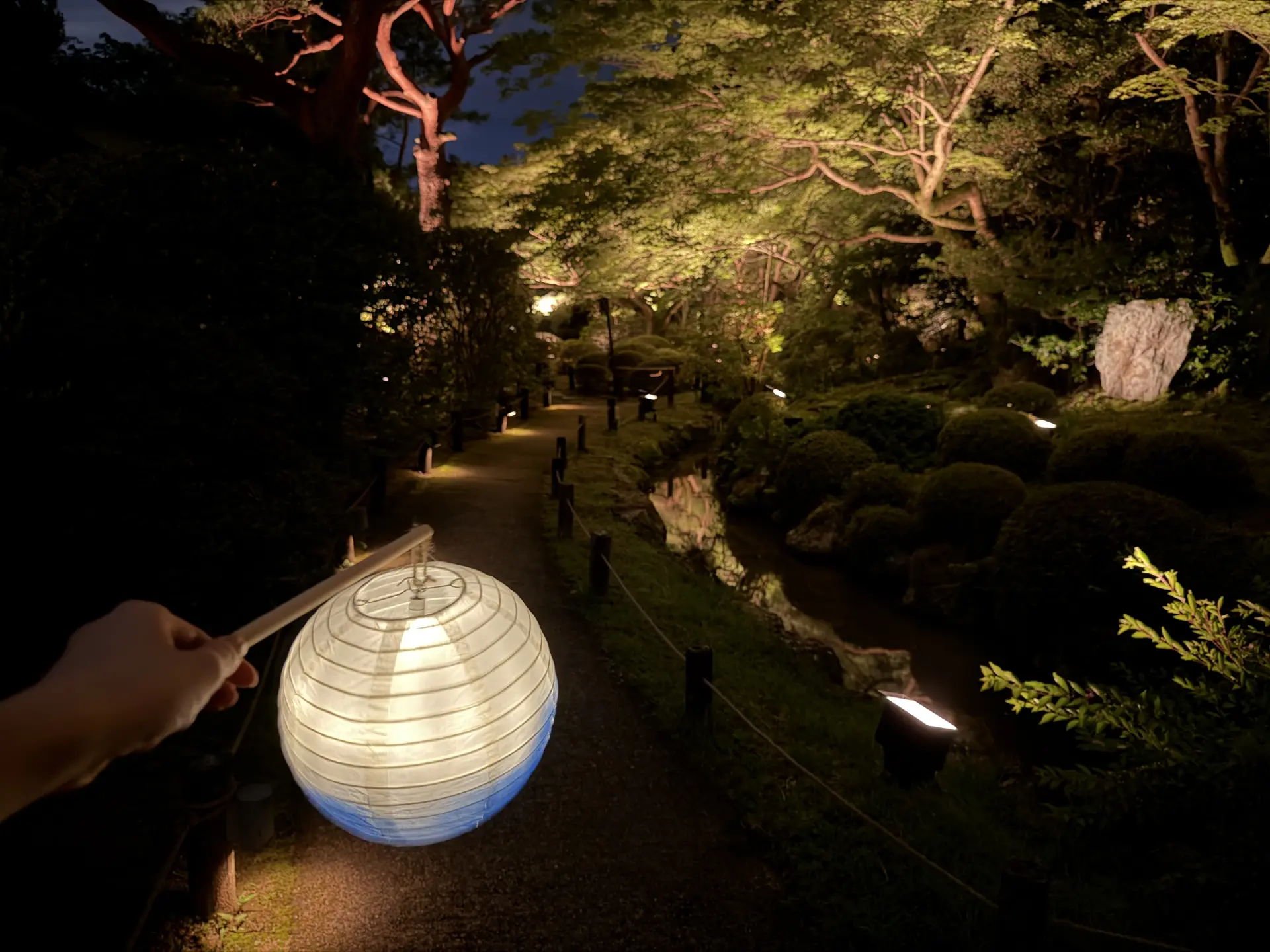 提灯を持って庭園をめぐる