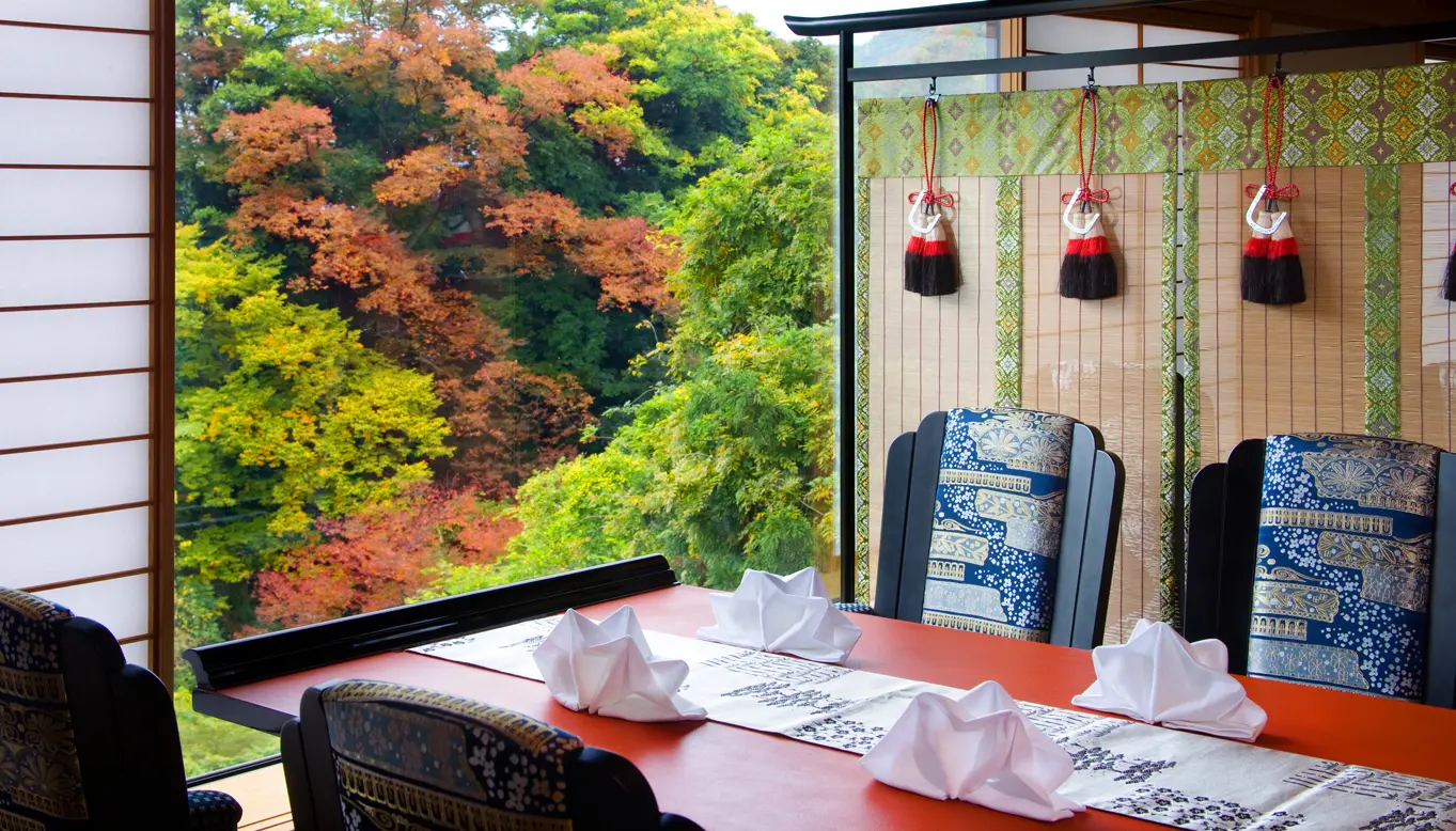 也設有可一邊眺望山中溫泉自然景致、一邊用餐的空間