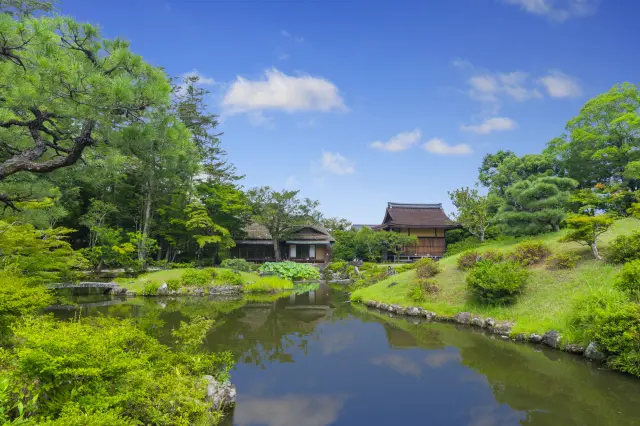 奈良公園の北側、日本の庭園美を楽しめる依水園