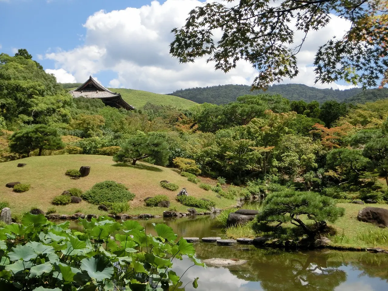 若草山や東大寺南大門を借景に取り入れた後園