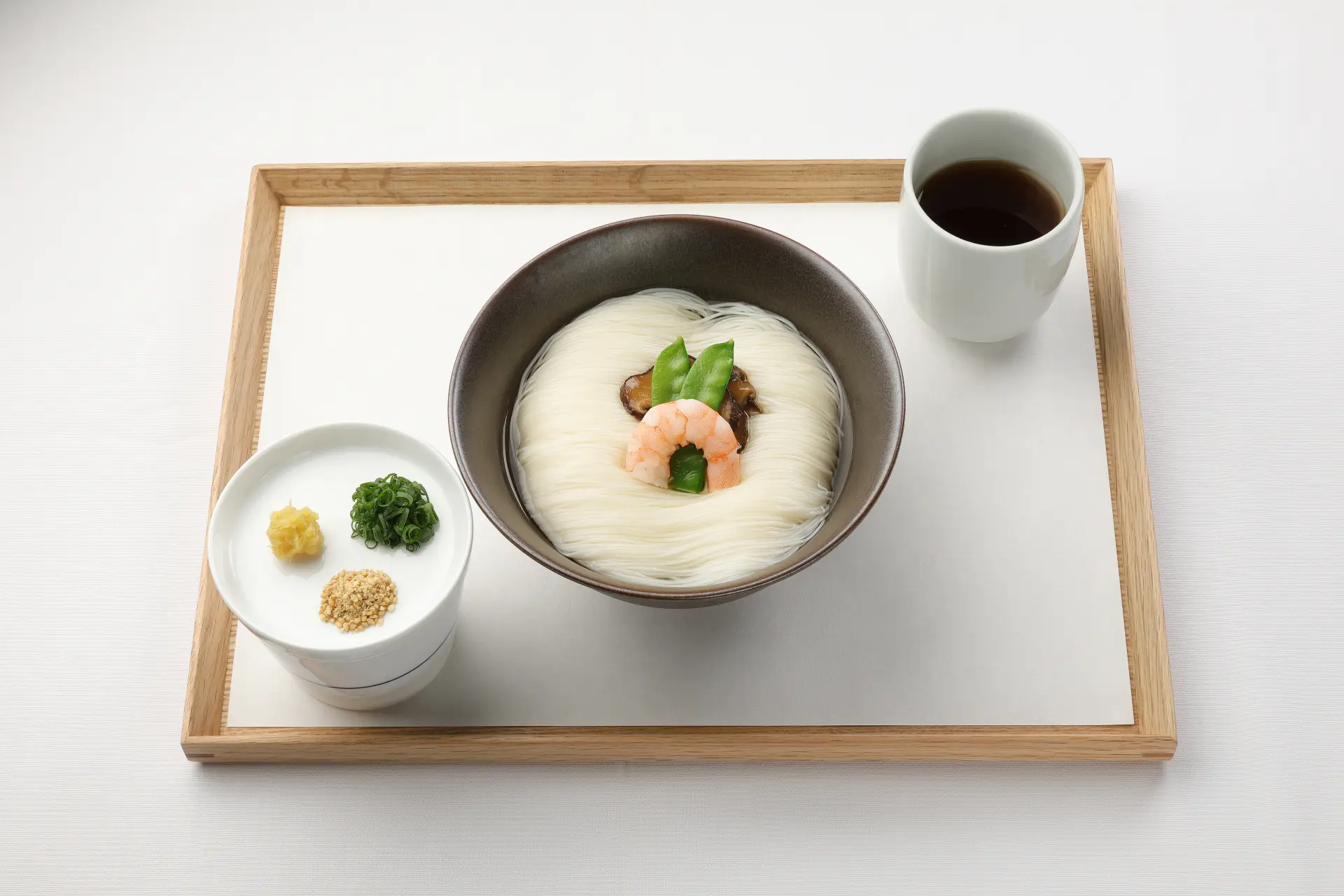 極細麺ならではののど越しを堪能できる定番の冷やしそうめん