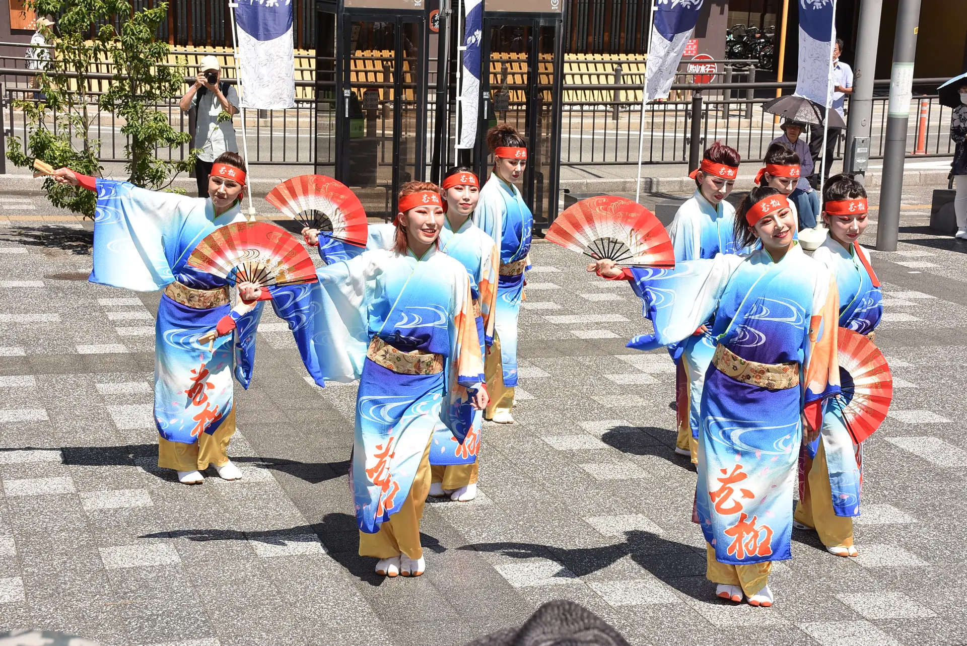 華やかな衣装をまとった踊り隊が街を彩る