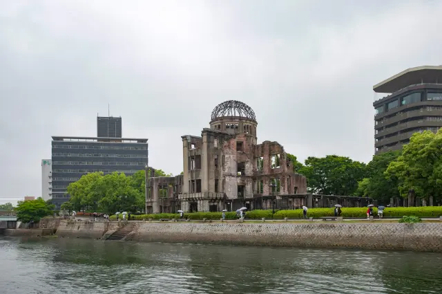 廣島縣產業獎勵館在遭受原子彈轟炸後，逐漸被稱為「原爆圓頂館」