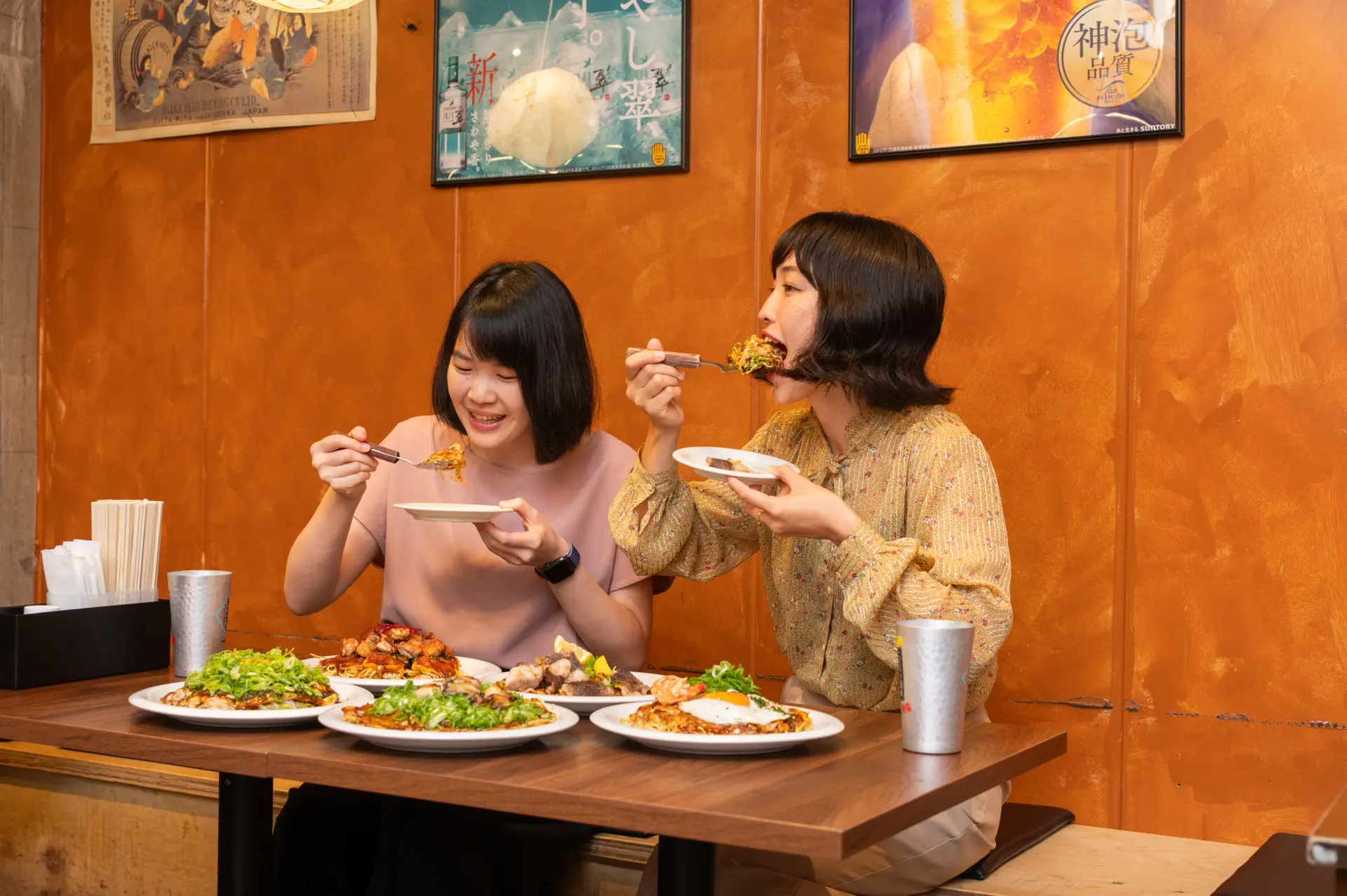 Compare different styles of Hiroshima-style okonomiyaki.