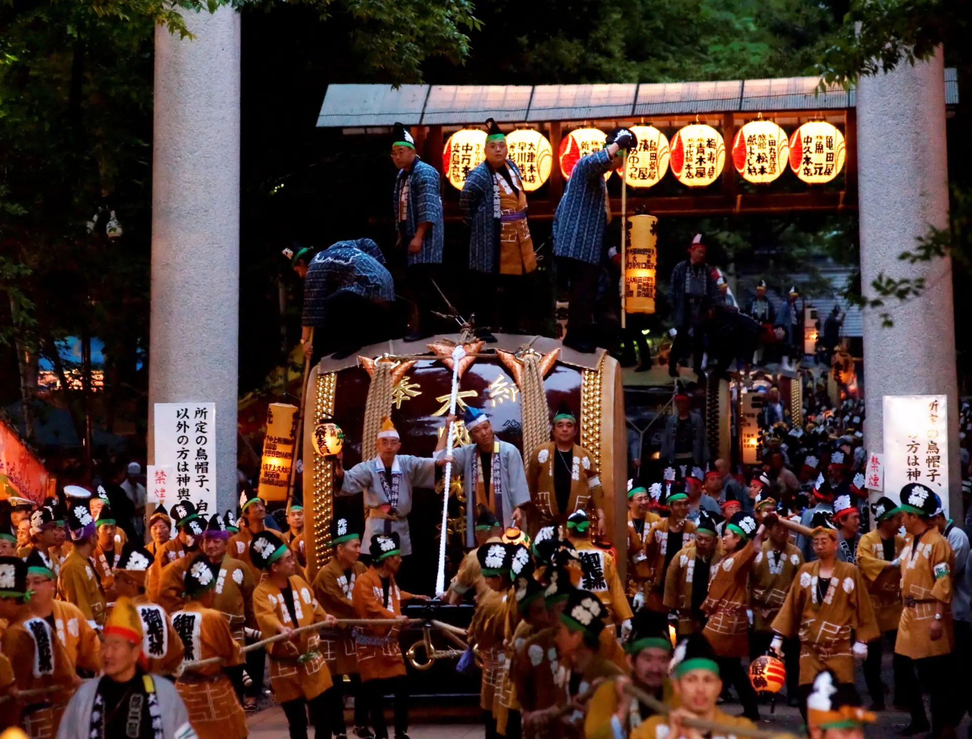 大太鼓と神輿が市内を練り歩く、武蔵国伝統の祭り