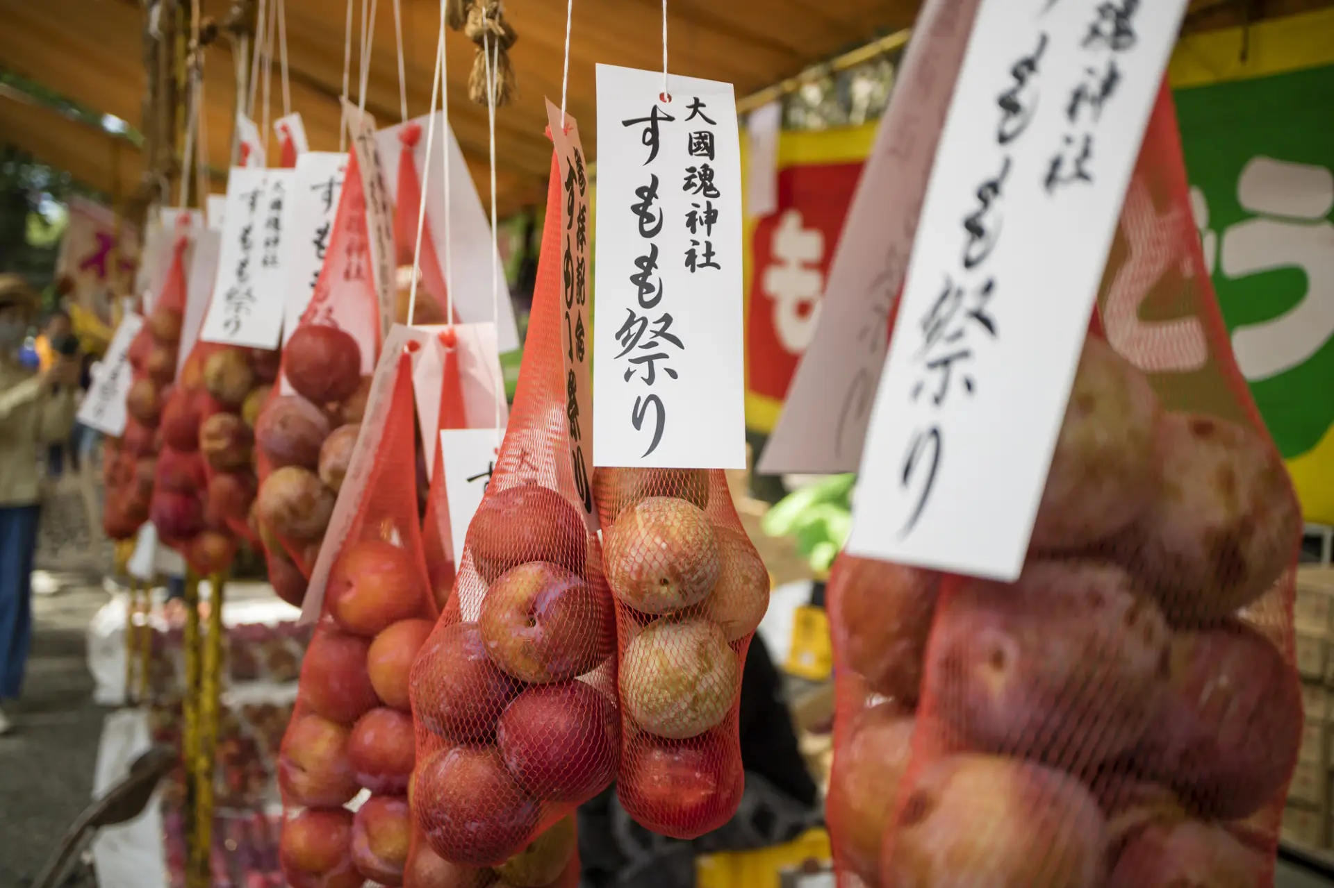 多くの露店が並び賑わう境内