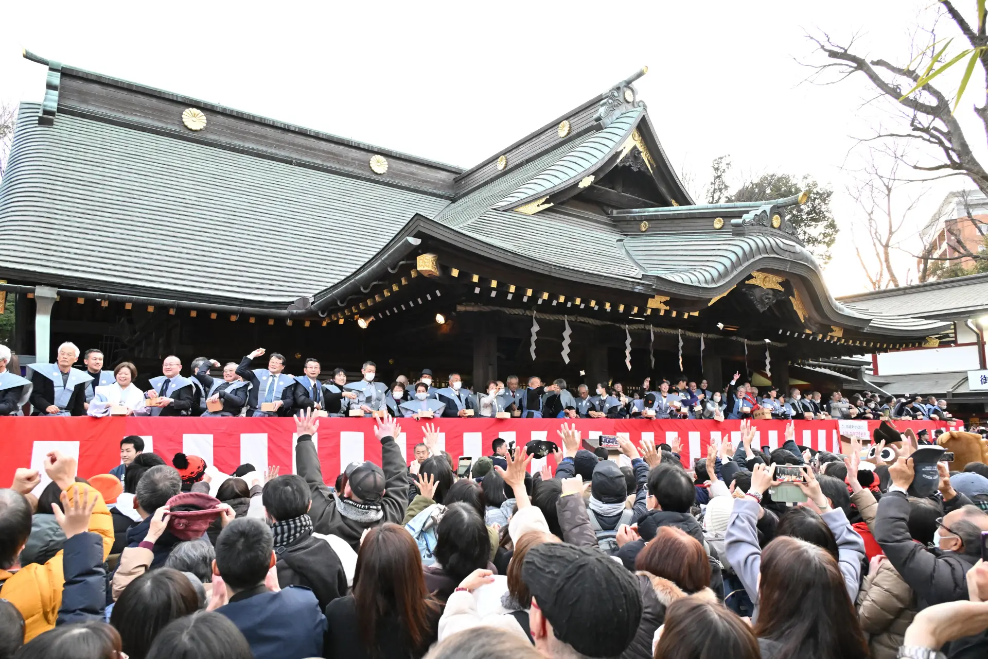 豆をまき、福の招来を祈願する