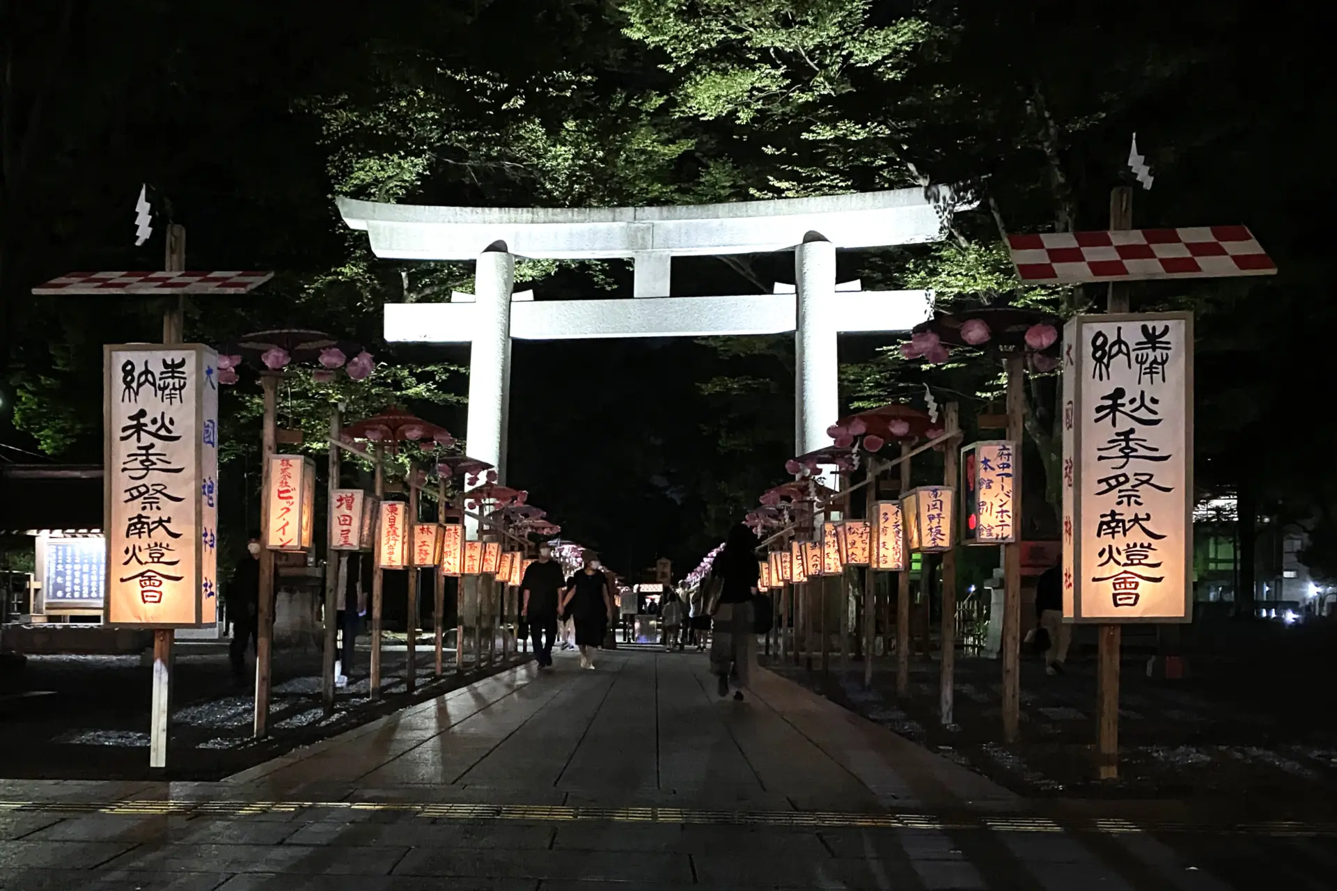 境内には250本の行灯が並ぶ