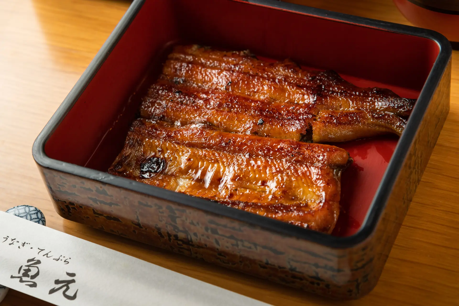 日本庭園を眺めながら、愛知県産のうな重が味わえる。