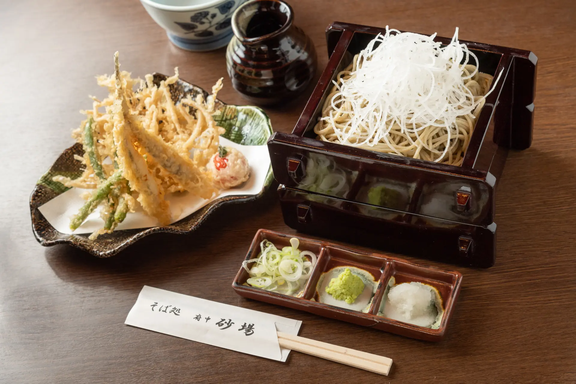 参拝客や地元客で賑わう、自家製麺のそば店