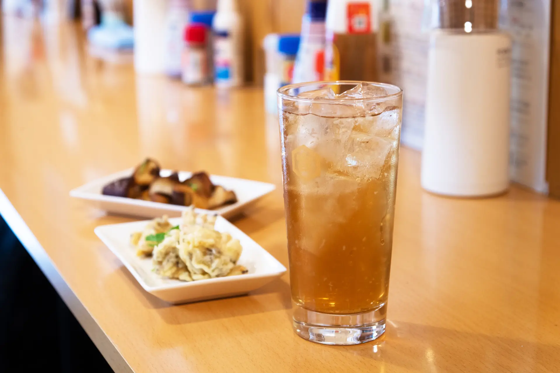厳選の日本酒と小皿料理を気軽に味わえる立ち飲みスタンド