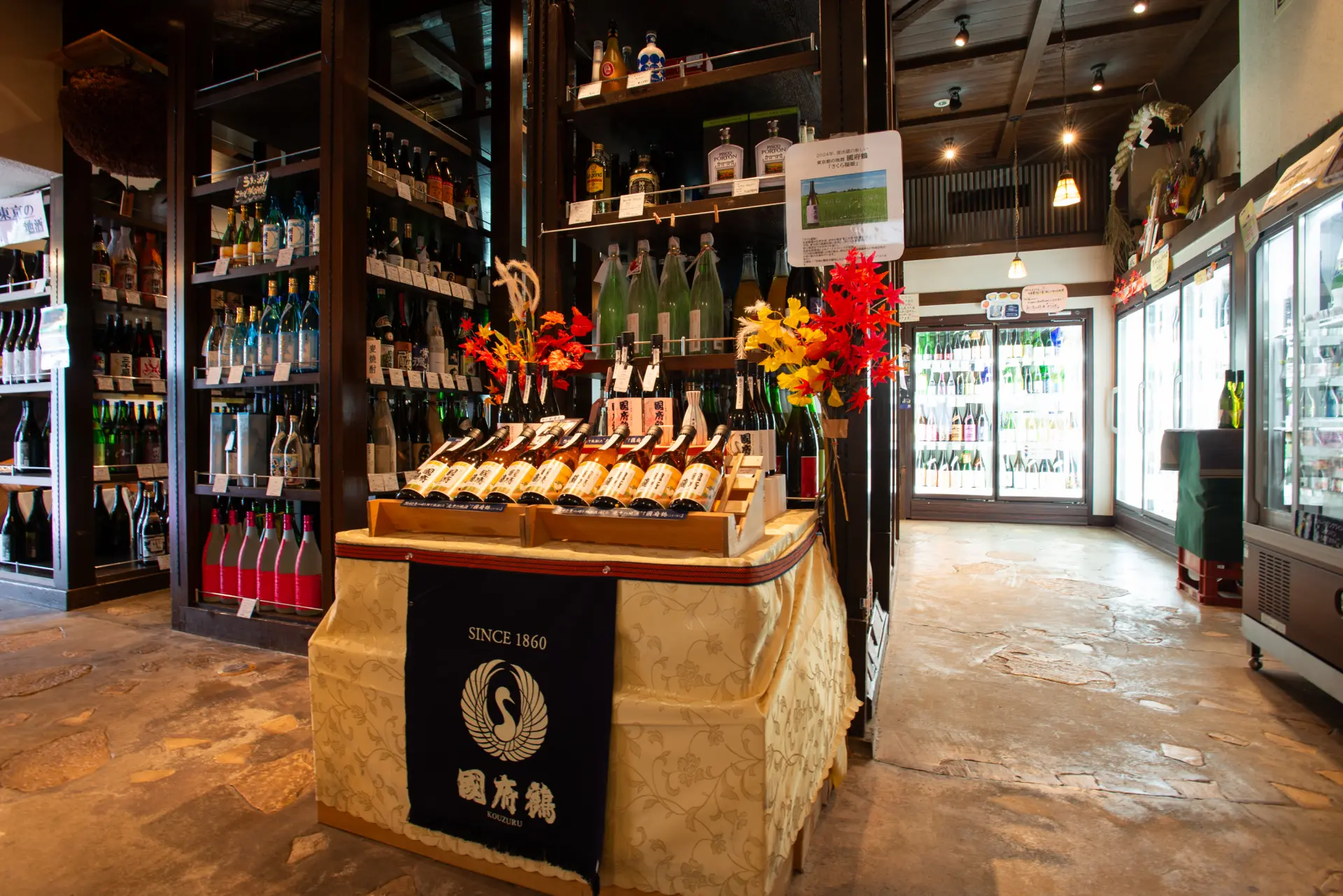 店内には日本酒をはじめ世界各地のお酒が並ぶ